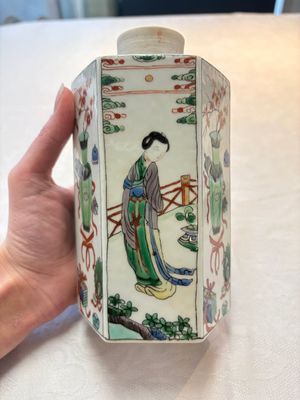 A Chinese famille verte hexagonal tea caddy and cover, 19th C. — foto 4