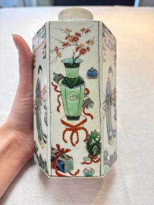 A Chinese famille verte hexagonal tea caddy and cover, 19th C. — foto 5