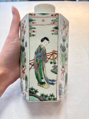A Chinese famille verte hexagonal tea caddy and cover, 19th C. — foto 6