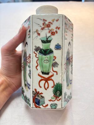 A Chinese famille verte hexagonal tea caddy and cover, 19th C. — foto 7