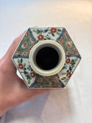 A Chinese famille verte hexagonal tea caddy and cover, 19th C. — foto 8