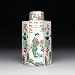 A Chinese famille verte hexagonal tea caddy and cover, 19th C. — foto 3