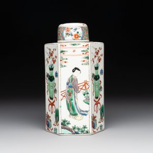 A Chinese famille verte hexagonal tea caddy and cover, 19th C. — foto 4