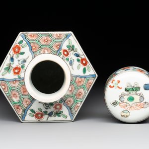 A Chinese famille verte hexagonal tea caddy and cover, 19th C. — foto 6