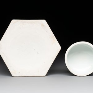 A Chinese famille verte hexagonal tea caddy and cover, 19th C. — foto 7