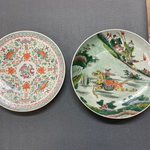 A Chinese famille verte 'horse rider' dish and a famille rose 'Shou' dish, 19th C. — photo 3