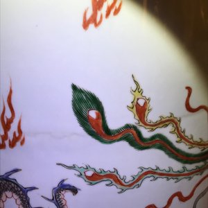 A Chinese famille verte inscribed 'dragon and phoenix' rouleau vase, Kangxi mark and of the period — 照片 20