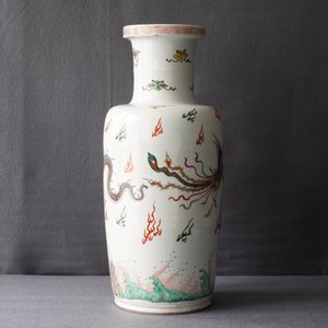 A Chinese famille verte inscribed 'dragon and phoenix' rouleau vase, Kangxi mark and of the period — 照片 27