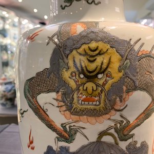 A Chinese famille verte inscribed 'dragon and phoenix' rouleau vase, Kangxi mark and of the period — 照片 33