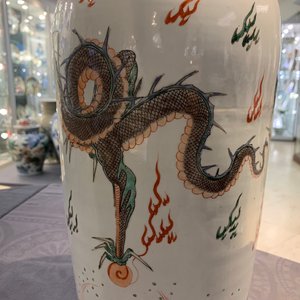 A Chinese famille verte inscribed 'dragon and phoenix' rouleau vase, Kangxi mark and of the period — 照片 41