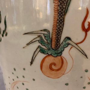 A Chinese famille verte inscribed 'dragon and phoenix' rouleau vase, Kangxi mark and of the period — 照片 42