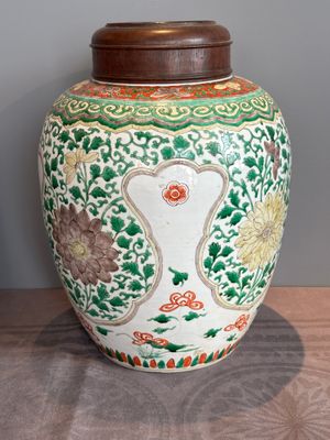 A Chinese famille verte jar with floral design and a wooden cover, Kangxi — photo 2