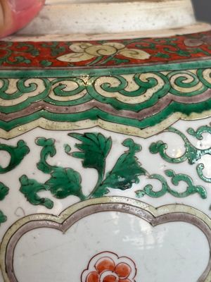 A Chinese famille verte jar with floral design and a wooden cover, Kangxi — photo 21