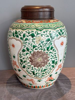 A Chinese famille verte jar with floral design and a wooden cover, Kangxi — photo 7