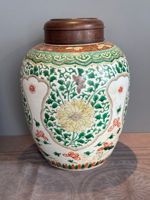 A Chinese famille verte jar with floral design and a wooden cover, Kangxi — photo 1