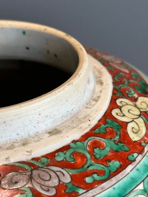 A Chinese famille verte jar with floral design and a wooden cover, Kangxi — photo 11