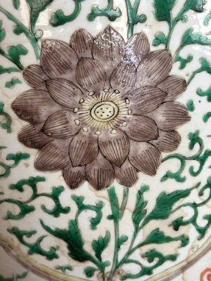 A Chinese famille verte jar with floral design and a wooden cover, Kangxi — photo 12