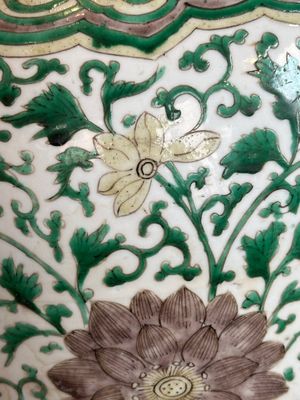 A Chinese famille verte jar with floral design and a wooden cover, Kangxi — photo 13