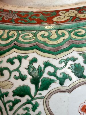A Chinese famille verte jar with floral design and a wooden cover, Kangxi — photo 14