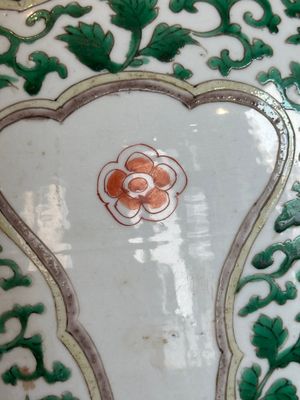 A Chinese famille verte jar with floral design and a wooden cover, Kangxi — photo 15