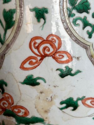 A Chinese famille verte jar with floral design and a wooden cover, Kangxi — photo 16