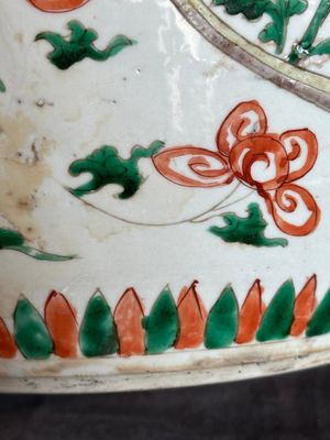 A Chinese famille verte jar with floral design and a wooden cover, Kangxi — photo 17