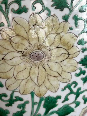 A Chinese famille verte jar with floral design and a wooden cover, Kangxi — photo 18