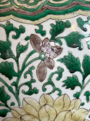 A Chinese famille verte jar with floral design and a wooden cover, Kangxi — photo 19