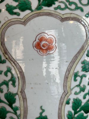 A Chinese famille verte jar with floral design and a wooden cover, Kangxi — photo 22