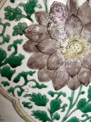 A Chinese famille verte jar with floral design and a wooden cover, Kangxi — photo 24