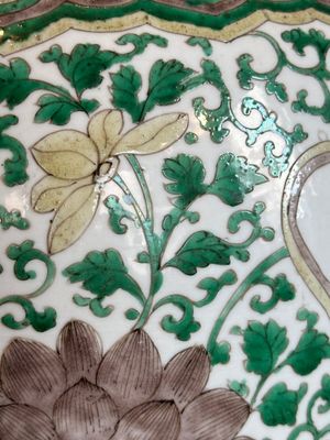 A Chinese famille verte jar with floral design and a wooden cover, Kangxi — photo 25