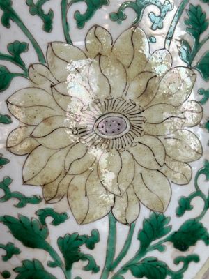 A Chinese famille verte jar with floral design and a wooden cover, Kangxi — photo 26