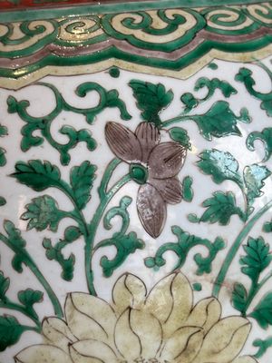 A Chinese famille verte jar with floral design and a wooden cover, Kangxi — photo 27