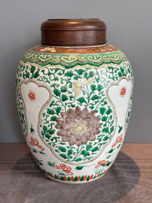 A Chinese famille verte jar with floral design and a wooden cover, Kangxi — photo 3