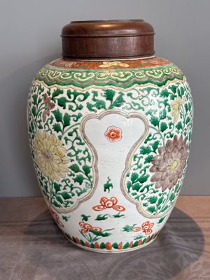 A Chinese famille verte jar with floral design and a wooden cover, Kangxi — photo 4