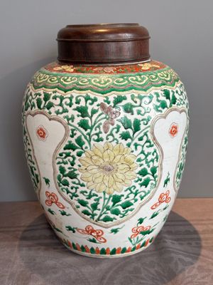 A Chinese famille verte jar with floral design and a wooden cover, Kangxi — photo 5