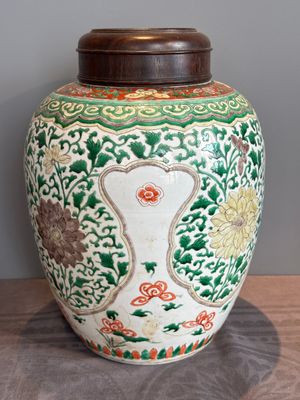 A Chinese famille verte jar with floral design and a wooden cover, Kangxi — photo 6