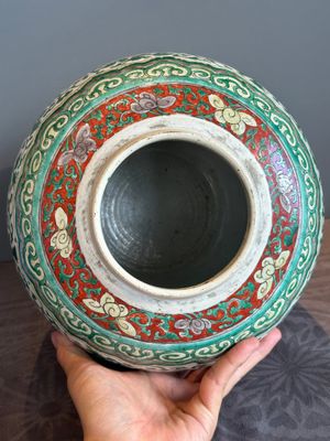 A Chinese famille verte jar with floral design and a wooden cover, Kangxi — photo 10