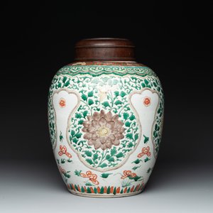 A Chinese famille verte jar with floral design and a wooden cover, Kangxi — photo 1