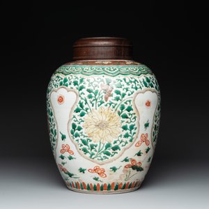 A Chinese famille verte jar with floral design and a wooden cover, Kangxi — photo 2