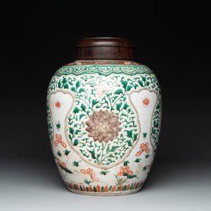 A Chinese famille verte jar with floral design and a wooden cover, Kangxi — photo 3