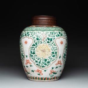 A Chinese famille verte jar with floral design and a wooden cover, Kangxi — photo 4