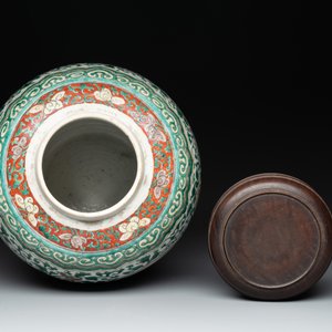 A Chinese famille verte jar with floral design and a wooden cover, Kangxi — photo 5