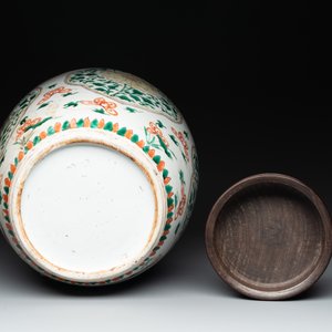 A Chinese famille verte jar with floral design and a wooden cover, Kangxi — photo 6