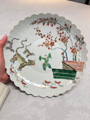 A Chinese famille verte Kakiemon-style 'Boy and Tigers' lobed dish, Kangxi — 照片 1