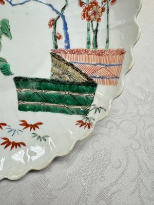 A Chinese famille verte Kakiemon-style 'Boy and Tigers' lobed dish, Kangxi — 照片 2