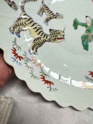 A Chinese famille verte Kakiemon-style 'Boy and Tigers' lobed dish, Kangxi — 照片 3