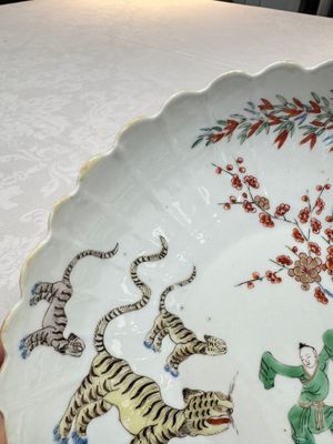 A Chinese famille verte Kakiemon-style 'Boy and Tigers' lobed dish, Kangxi — 照片 4
