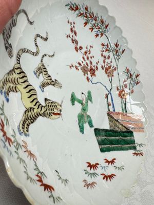 A Chinese famille verte Kakiemon-style 'Boy and Tigers' lobed dish, Kangxi — 照片 6