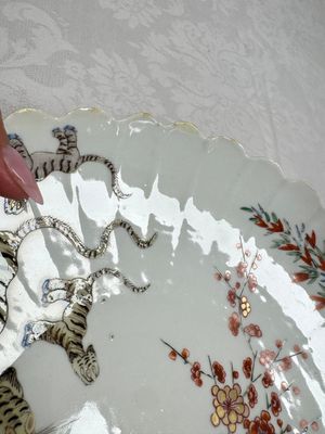 A Chinese famille verte Kakiemon-style 'Boy and Tigers' lobed dish, Kangxi — 照片 7
